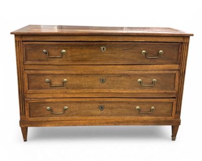 une commode en bois avec des poignées en laiton et un plateau en marbre