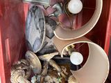 une boîte rouge remplie d'objets variés, exposée