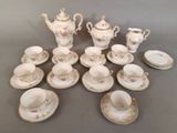 un grand nombre de tasses et de soucoupes sur une table