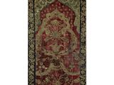 un tapis rouge et noir orné d'un motif floral