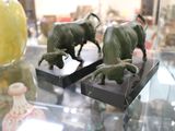 deux figurines d'éléphants exposées dans une vitrine