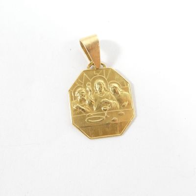 une image représentant un pendentif en or orné d'un portrait d'un homme et d'une femme
