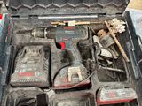 une caisse à outils avec des outils sur le sol