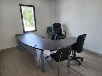 un bureau et des chaises dans une pièce dotée d'une fenêtre