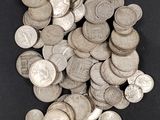 une pile de pièces d'argent sur une surface noire