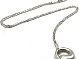 Collier en argent plaqué, orné d'un pendentif circulaire monté sur une chaîne en argent