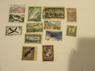 de nombreux types de timbres sur la table