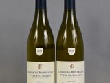 deux bouteilles de vin blanc posées l'une à côté de l'autre sur une table