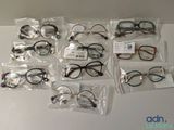 de nombreuses paires de lunettes dans des étuis posés sur la table