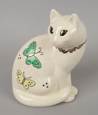 un chat blanc avec des papillons verts sur la poitrine
