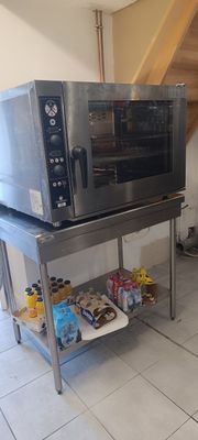 une photo d'une cuisine avec un micro-ondes posé sur une table
