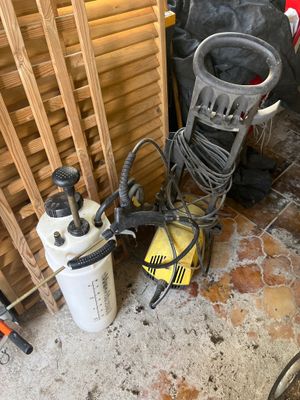 a picture of a bunch of tools that are sitting on the floor