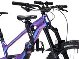 vélo de montagne violet et bleu sur fond blanc, avec un guidon noir