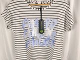 un t-shirt rayé blanc et noir avec un œil vert dessus