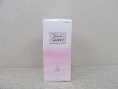 Le flacon de parfum Lanvin est posé sur une surface blanche.
