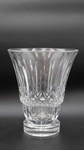BACCARAT. Important vase évasé en cristal. H : 30 (pastille au ta...