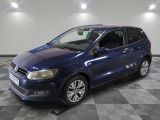 La Volkswagen B-Cross bleue est garée sur un sol à damier
