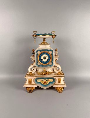 une horloge blanche et bleue posée sur un socle, sur une surface grise