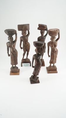 Un ensemble de cinq statuettes dont des porteuses d'eau (Env… - Photo 1
