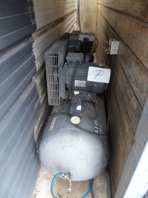 un compresseur d'air installé dans un coin d'un bâtiment