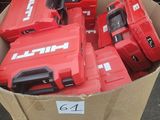 une boîte en carton remplie d'outils posée sur une palette
