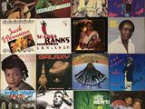 un collage de différents albums accrochés au mur