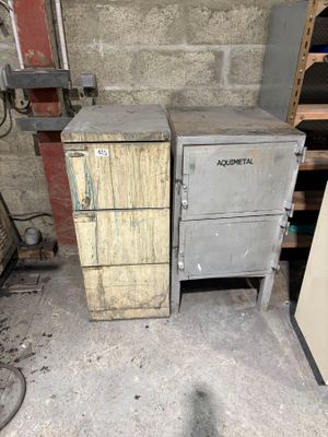 Un lot d'armoires de rangement et placards.