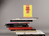 plusieurs livres sont empilés sur une table
