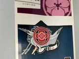 une affiche sur laquelle figurent un oiseau et une fleur