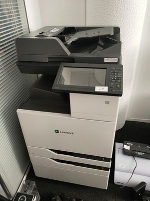 une imprimante posée sur un bureau