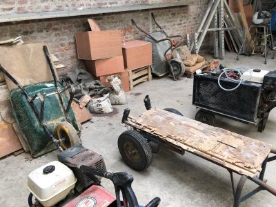 beaucoup de bric-à-brac dans le garage d'une maison