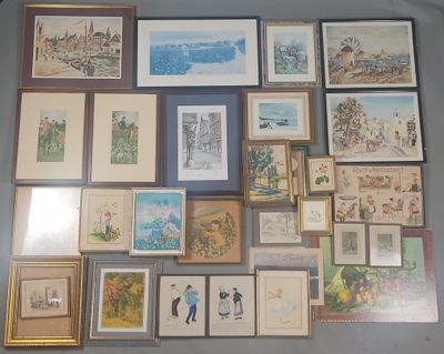 de nombreuses photos encadrées accrochées au mur d'une pièce