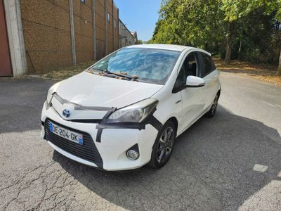 La Toyota Yaris est garée sur le bord de la route.