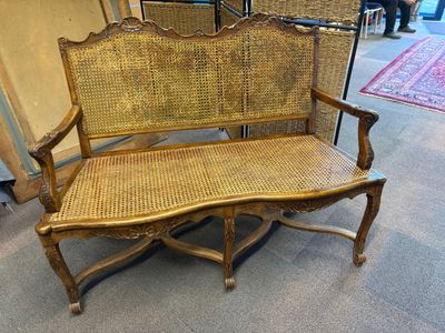 un banc en bois avec une assise en osier
