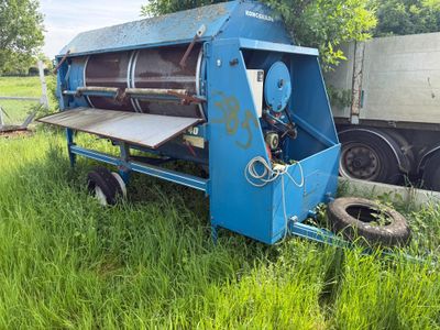 une machine bleue qui est posée dans l'herbe
