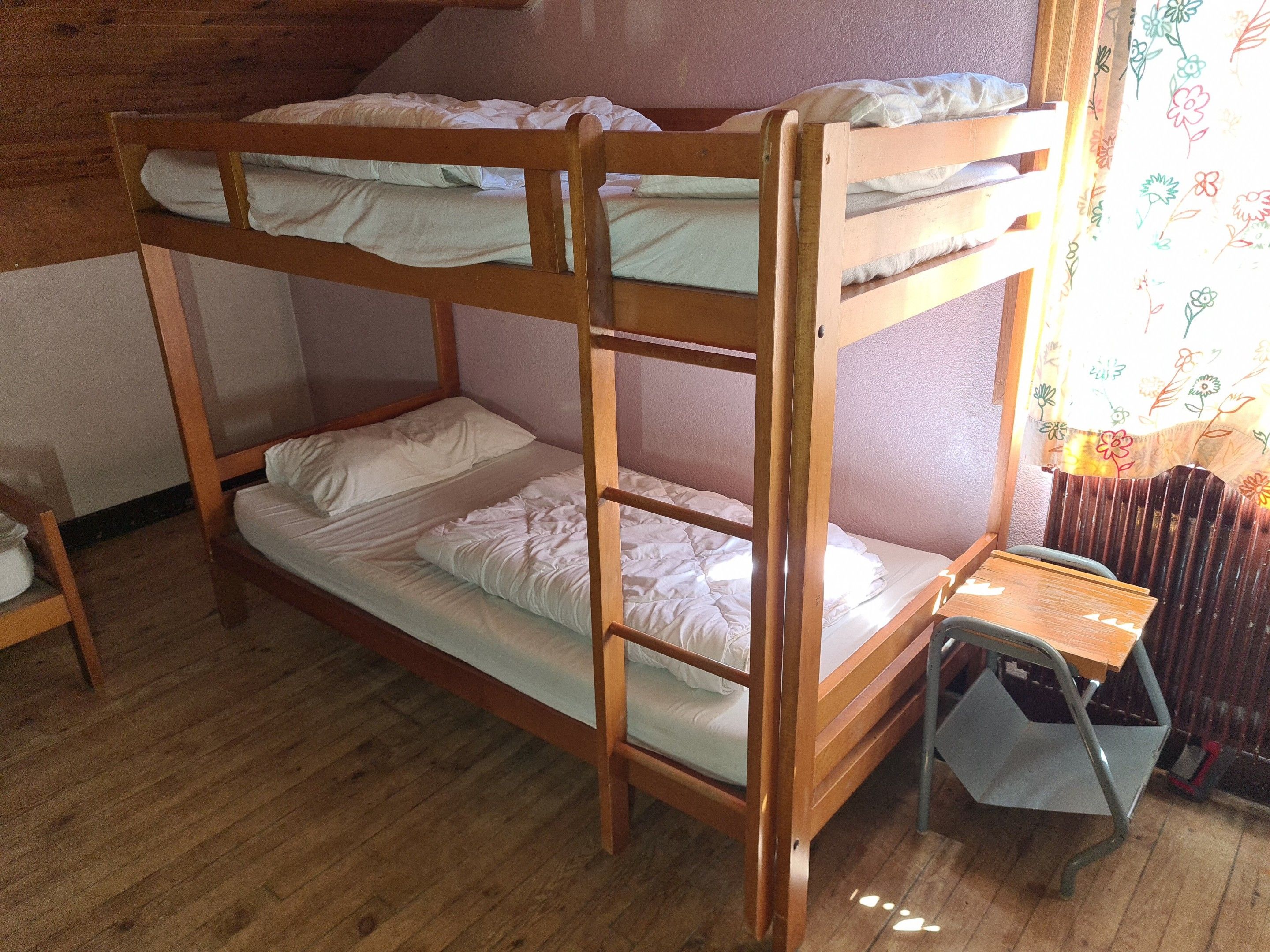 A32 : Lot de mobilier de chambre comprenant 11 lits superpos…