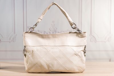 CHANEL - Sac porté épaule en cuir blanc cassé à maxi matelas…