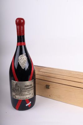 des bouteilles de vin et une caisse en bois posées sur une surface blanche