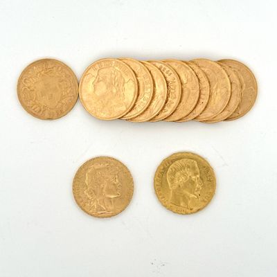 de nombreuses pièces d'or posées sur une surface blanche