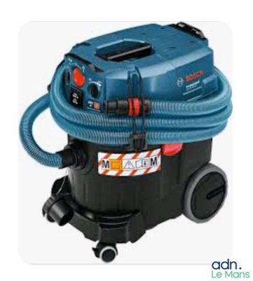 un aspirateur bleu et noir muni d'un tuyau sur le dessus