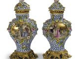 une paire de vases bleus et dorés ornés de figures