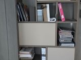 une bibliothèque sur laquelle sont posés de nombreux livres