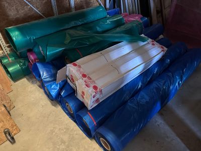 de nombreux rouleaux de plastique par terre dans le garage