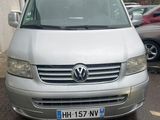une camionnette argentée garée dans un parking