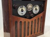 une radio à l'ancienne posée sur une table en bois