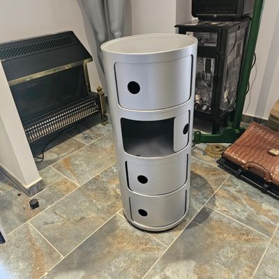 une photo montrant une grande commode dans un salon
