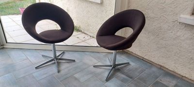 deux chaises placées devant une fenêtre