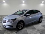 La nouvelle Opel est garée dans une grande pièce au sol carrelé en damier.