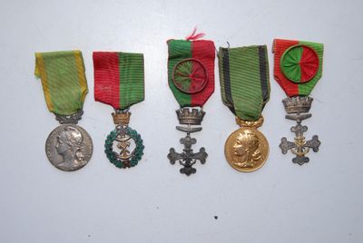 trois médailles et une médaille sur une surface blanche