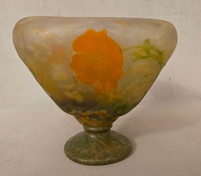 un vase en verre contenant une fleur, posé sur une table